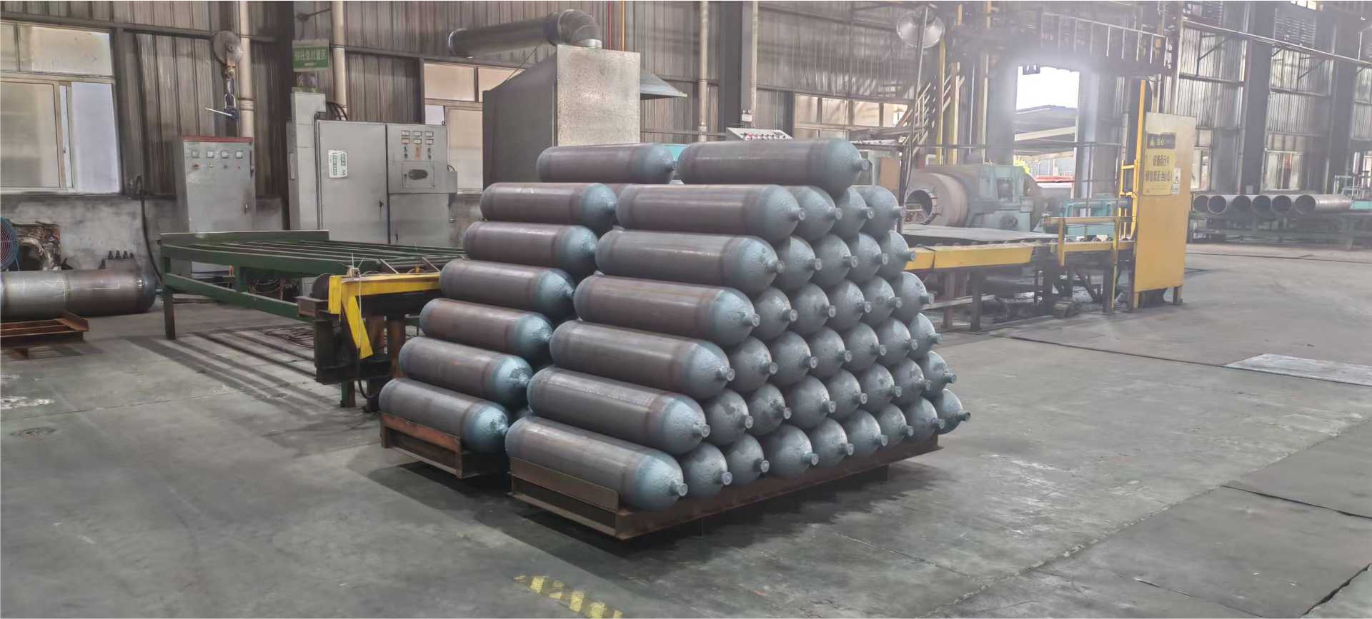 35L Type 1 CNG (Compressed Natural Gas) cylinder is manufactured from high-quality 34CrMo4 seamless steel tubing, certified to ECE R110 standards, making it ideal for automotive CNG fuel storage systems.
