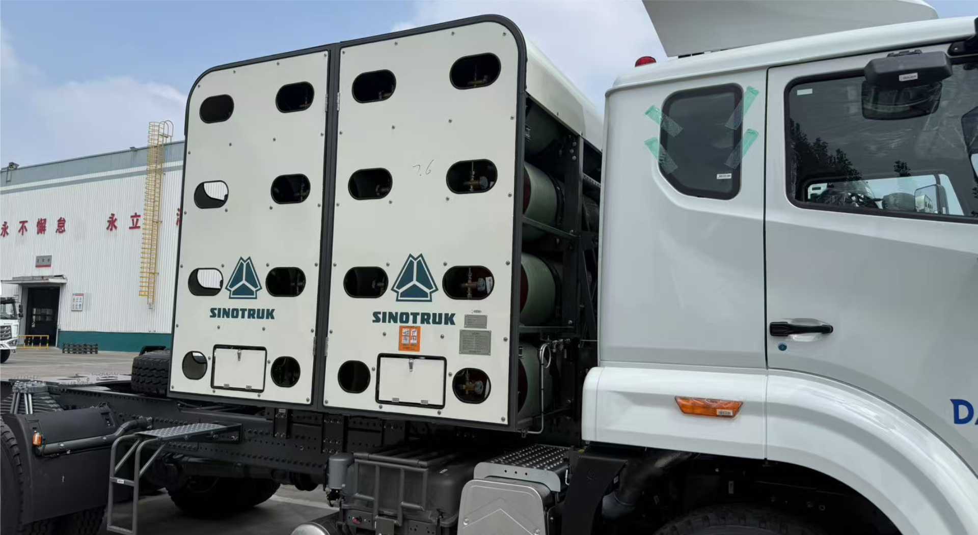 ¡Innovación revolucionaria, calidad superior! 🚀 Nuestros cilindros de doble válvula de 260 L de GNC tipo 2 impulsan la modernización de Sinotruk hacia la energía verde.